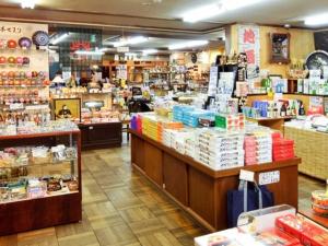uma loja com um monte de itens em exposição em Guest houseTakagi - Vacation STAY 59918v em Matsumoto