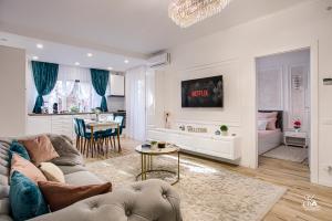 un soggiorno con divano e tavolo di Sika Garden Apartment- garaj privat cu intrare direct in apartament și grădină a Arad