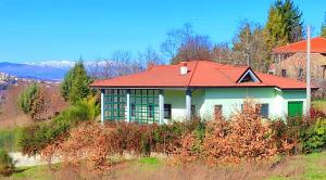 una casa con un tetto rosso su una collina di Pia's house garden a Campobasso