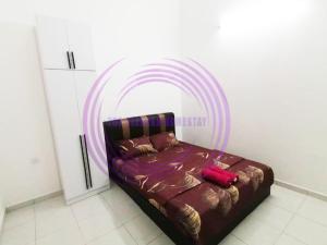 a bed in a room with a purple bed frame at The Clemira Homestay @ Sungai Karangan, Kulim, Kedah in Padang Serai