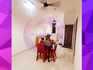 Padang Serai的住宿－The Clemira Homestay @ Sungai Karangan, Kulim, Kedah，墙上有一个紫色圆的饭厅