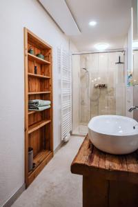 y baño con bañera blanca y ducha. en Winzerhaus am Schöckl en Semriach