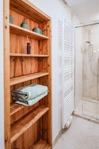 y baño con ducha y armario de madera. en Winzerhaus am Schöckl en Semriach