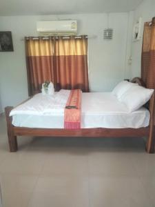 1 Schlafzimmer mit 2 Betten und einem Fenster in der Unterkunft Downhill Resort ดาวน์ฮิลล์รีสอร์ท in Ban Nong Chang