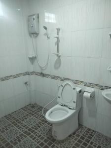 ein Bad mit einem WC und einer Dusche in der Unterkunft Downhill Resort ดาวน์ฮิลล์รีสอร์ท in Ban Nong Chang