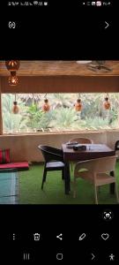 アル・ハムラにあるSehma Guest Houseの窓際のテーブルと椅子2脚