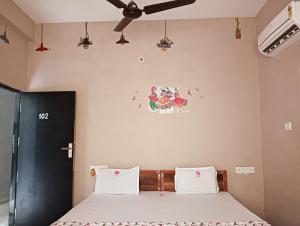 a bedroom with a bed and a ceiling at Hotel Swastik Palace in Maheshwar