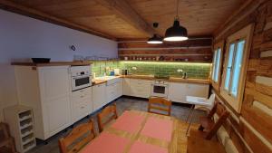 Kjøkken eller kjøkkenkrok på Chalupa Rokytnice