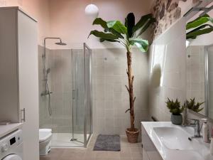 une salle de bain avec une douche, des toilettes et un lavabo dans l'établissement Splendida Casa - 50 metri dal mare, à Portoscuso 17 autres photos