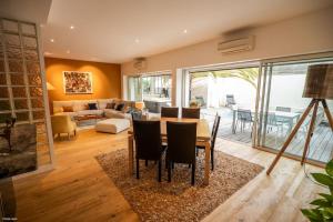 En eller flere senge i et værelse på Superbe maison d'architecte entièrement climatisée avec piscine et spa professionnel + 39 billeder