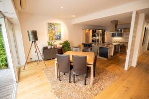 Køkken eller tekøkken på Superbe maison d'architecte entièrement climatisée avec piscine et spa professionnel