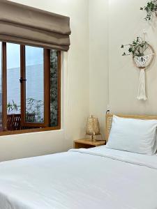 Postelja oz. postelje v sobi nastanitve Nhà Mer – Homestay đảo Phú Quý