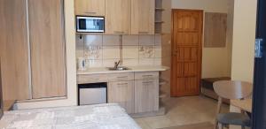 Kuchyňa alebo kuchynka v ubytovaní Pokoje Apartamenty Pod Limbą