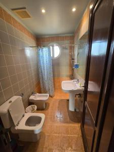 La salle de bains est pourvue de toilettes et d'un lavabo. dans l'établissement فيلا على البحر بمسبح خاص وشاطى رملي, à Durat Alarous