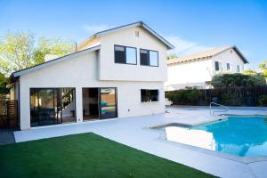 uma casa com uma piscina em frente em Island in the Hills Modern Poolside Home in San Diego em San Diego