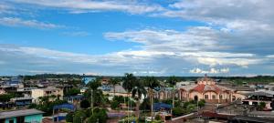 een uitzicht op een stad met een blauwe lucht en wolken bij Hotel King David Ecuador in Nueva Loja