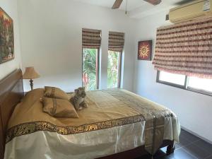Un pat sau paturi într-o cameră la Seabreeze Villa