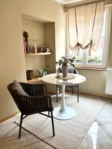 uma mesa e cadeira num quarto com uma janela em Logement cocooning à Barr em Barr