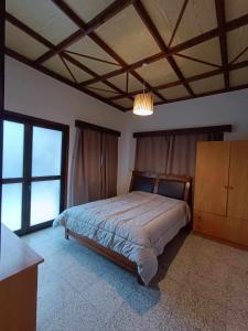 1 dormitorio con cama grande y ventana grande en Galata's Bridge Boutique Hotel, en Galata