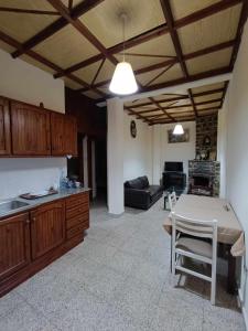 een keuken en een woonkamer met een tafel en een bank bij Galata's Bridge Boutique Hotel in Galata