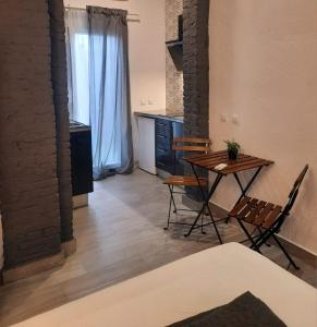 a kitchen with a table and chairs in a room at Bonito Alojamiento F in Valencia