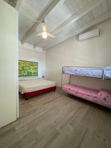 1 Schlafzimmer mit 2 Etagenbetten und einer Decke in der Unterkunft La Torretta in Marina di Lizzano