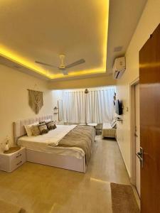 Schlafzimmer mit einem großen Bett und einer Decke in der Unterkunft Vihaa - a boutique stay in Velha Goa