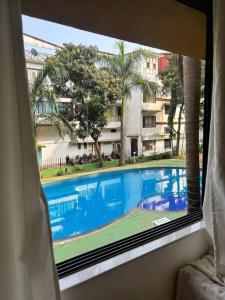 Blick auf den Pool aus dem Fenster in der Unterkunft Vihaa - a boutique stay in Velha Goa