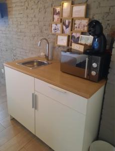 a kitchen counter with a microwave and a sink at Bonito Alojamiento F in Valencia