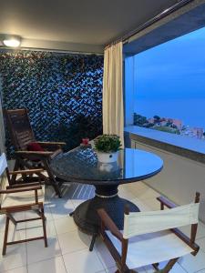 カップ・ダイユにあるMONACO DOORS 5 Vue Mer, piscine, parkingのガラスのテーブルと椅子のあるリビングルーム