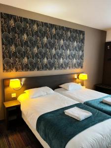 Säng eller sängar i ett rum på Brit Hotel Confort Gien
