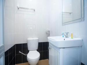 ein Badezimmer mit einer weißen Toilette und einem Waschbecken in der Unterkunft Hotel Jerai Ct Inn in Guar Chempedak + 20 Fotos