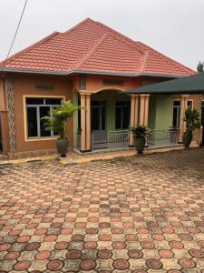 ein Haus mit einer steinernen Einfahrt davor in der Unterkunft Luxury Furnished and Serviced Home in Kigali