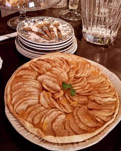 Una torta su un piatto su un tavolo di La maison perchee ad Aigues-Mortes