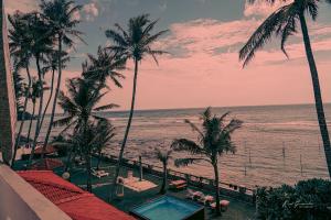Vom Balkon eines Resorts genießen Sie Meerblick. in der Unterkunft HotelNuvin AHANGAMA in Ahangama
