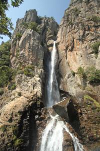 una cascada a un lado de una montaña en CASAPIANA 05, en San-Gavino-di-Carbini