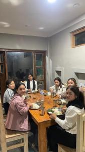 Επισκέπτες που μένουν στο Pasne Aajako Hotel