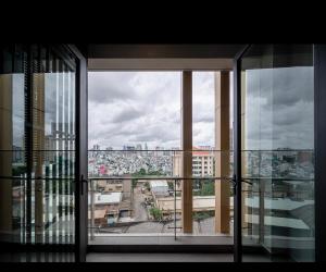 una ventana abierta con vistas a la ciudad en D1 Mension Luxury Apartment- Chloe Dang, en Ho Chi Minh