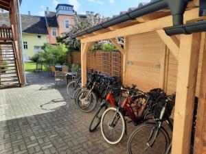 een groep fietsen geparkeerd naast een gebouw bij Frühstückshaus Wunderland in Laa an der Thaya