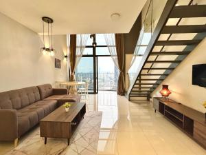 een woonkamer met een bank en een tafel bij 精品时尚复式公寓Loft in Kuala Lumpur