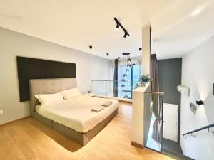 een slaapkamer met een bed met een glazen wand bij 精品时尚复式公寓Loft in Kuala Lumpur