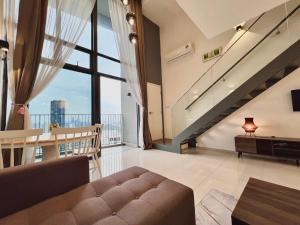 een woonkamer met een bank en een piano bij 精品时尚复式公寓Loft in Kuala Lumpur