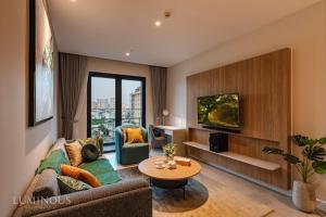 sala de estar con sofá y mesa en D1 Mension Luxury Apartment- Chloe Dang, en Ho Chi Minh