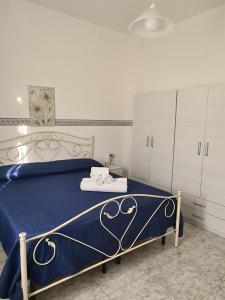 A bed or beds in a room at ONDA AZZURRA - PIANO TERRA