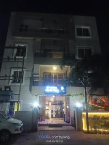 un edificio con un cartel delante de él por la noche en Goroomgo Blue Bell Bhubaneswar, en Bhubaneshwar