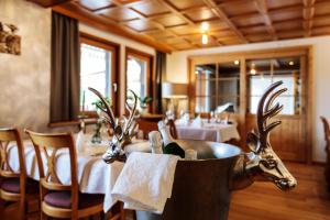 a dining room with a restaurant with deer heads in a bucket at Landhaus Lauble in Hornberg