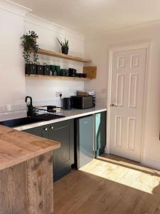 uma cozinha com uma bancada e um fogão forno superior em Cabin de la Paix em Hadleigh