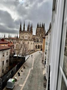 desde una ventana de una ciudad con un edificio en Vista Catedral Vivienda con gran encanto Burgos Vut 579 ATUAIRE, en Burgos
