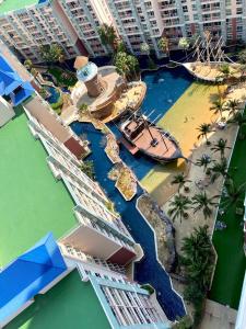 uma vista aérea de um parque aquático com um barco em Grand Caribbean Condo Resort Pattaya swimming pool balcony em South Pattaya