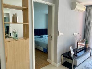 uma sala com um quarto com uma cama e um espelho em Grand Caribbean Condo Resort Pattaya swimming pool balcony em South Pattaya